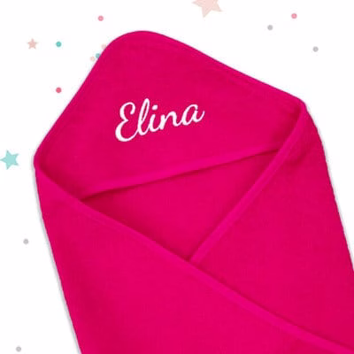 Gepersonaliseerde kraamcadeaus; Persoonlijke badcape met geborduurde naam of tekst
