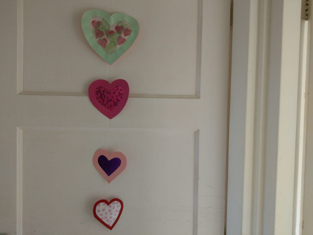 Valentijnsdag decoratie maken; Raamhanger, ook leuk aan de deur