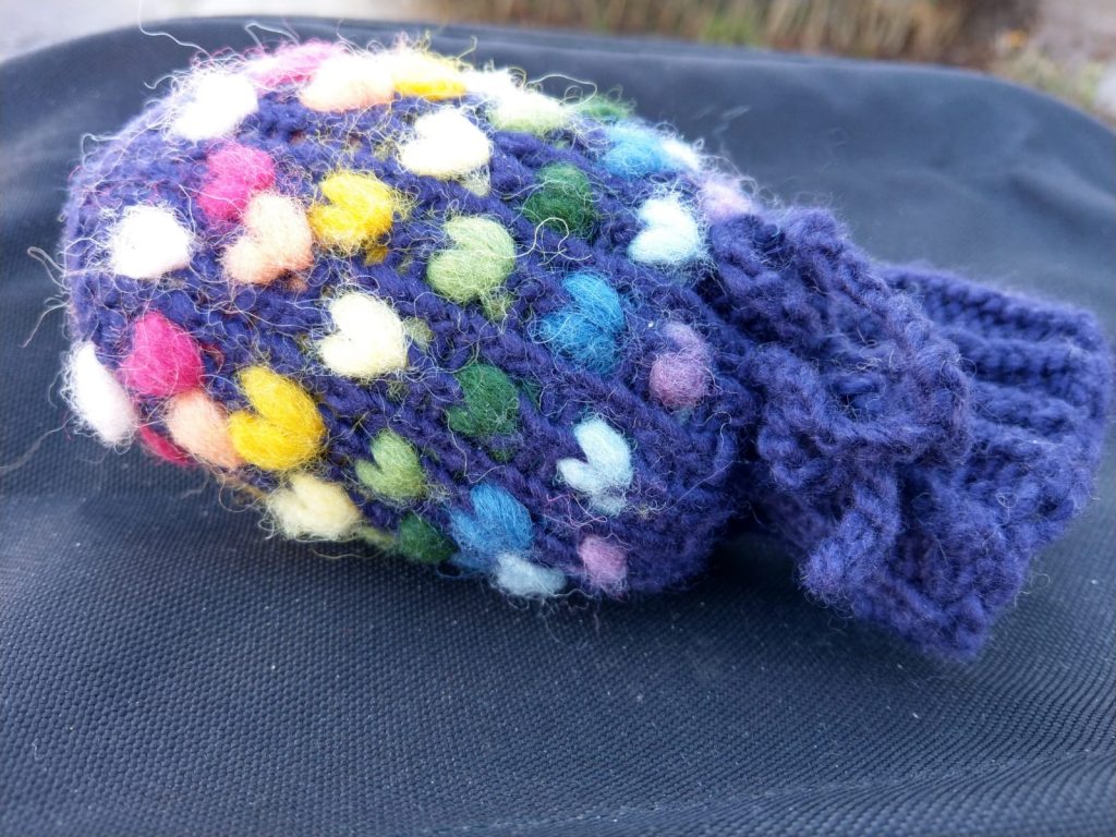 DIY patroon om zelf gevoerde wanten breien voor een peuter