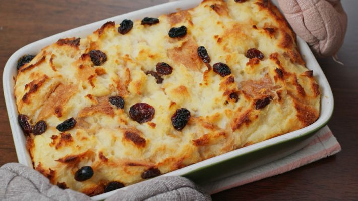 Broodpudding met appel en rozijnen, ook lekker met ander fruit als cranberry's en kersen