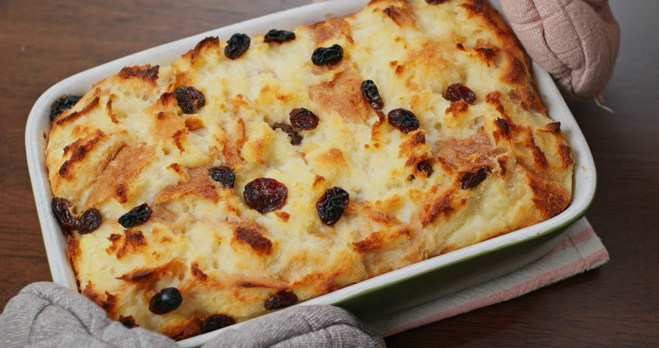 Broodpudding met appel en rozijnen, ook lekker met ander fruit als cranberry's en kersen