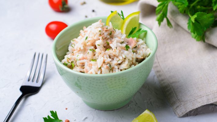 Heerlijk recept rijstsalade met tonijn; Licht gerecht waarmee je eindeloos kunt variëren, ideaal voor warme dagen