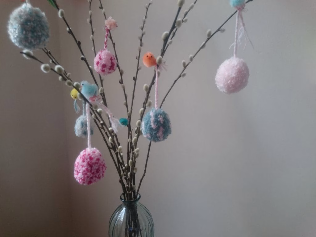 Paastips; Paasversiering maken; pompoms maken thema lente of Pasen