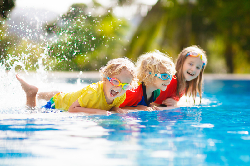 Waterspeelgoed voor kinderen – overzicht met waterbanen, zand- en watertafels, zwembaden
